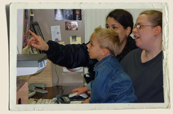 Kyle Piper, Nicole Piper and Aunt Heather Piper at Gutchess' computer