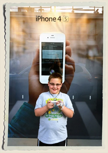 Kyle-at-Apple-Store-Aunt-Heather-Piper Kyle-at-Apple-Store-Aunt-Heather-Piper