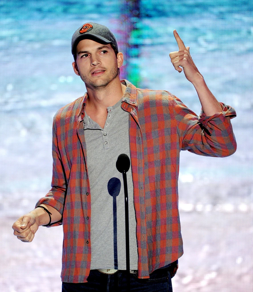 Ashton+Kutcher+Inside+2013+Teen+Choice+Awards-Aunt Heather Piper.jpg