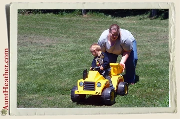 Kyle-&-his-Aunt-Nikki-playing-in-the-yard-7-2004-Aunt-Heather-Piper