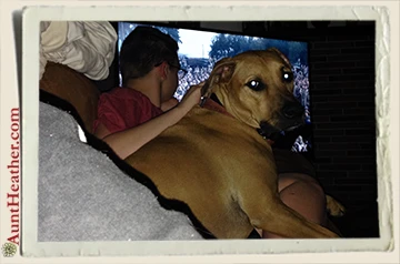 Kyle-&-Avery-watching-TV-4-2015-Aunt-Heather-Piper
